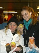 Mit einer Verteilaktion von Gratisäpfeln ist die neue Werbekampagne für Obst an den Start gegangen.