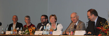 Reger Austausch: Was den Biomarkt ausmacht und wie es weitergeht, darber diskutierten (v. l.): Dr. Jan Niessen, Uni Hohenheim; Regina Fuhrer von Bio Suisse; Christoph Gleirscher, Bio Austria; Barbara Scheitz, Andechser Molkerei Scheitz; Dr. Gtz Rehn, Alnatura und Thomas Dosch, Bioland. 