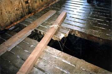 Das plötzliche Versagen von alten Spaltenboden-Elementen kann zu tödlichen Unfällen führen.