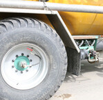 Breite Bereifung und ein variabler Innendruck ist eine Maßnahme, um Bodenverdichtungen zu vermeiden.