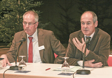 Einen offenen Dialog ber die Rohstoffversorgung versprach Minister Rudolf Kberle (r.) VSH-Prsident Wilhelm Schilling beim Verbandstag der Sge- und Holzindustrie in Donaueschingen.