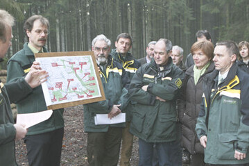 Lokaltermin bei Ravensburg (v. r.): Forstprsident Max Reger, Eva-Maria Meschenmoser, Erste Landesbeamtin im Kreis Ravensburg, und Minister Rudolf Kberle lassen sich von Forstamtsleiter Dr. Rolf Bosch und seinen Mitarbeitern erklren, wie eine sehr erfolgreiche Betreuung des Kleinprivatwaldes in der Praxis aussehen kann.