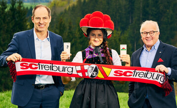 Der Schwarzwald verbindet: Andreas Schneider, Geschftsfhrer der Schwarzwaldmilch (li.) und Fritz Keller, Prsident des SC Freiburg (re.) freuen sich auf die Schwarzwlder Partnerschaft.