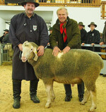 Jens Uwe Otto aus Thüringen präsentierte den Wollsieger zusammen mit dem Stifter des Preises, Hans-Ferdinand Grupp, Wollhändler aus Donzdorf
