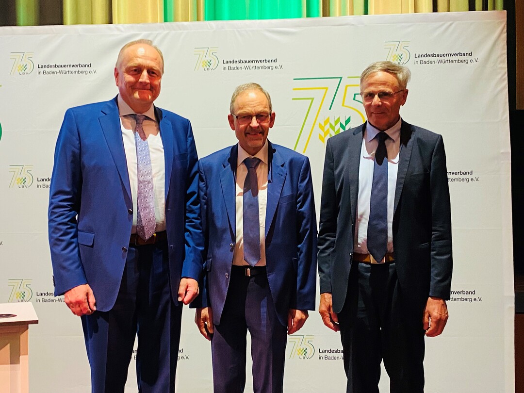 Gerhard Glaser (r.) und Klaus Mugele (Mitte) stellten sich nicht mehr zur Wahl. LBV-Prsident Joachim Rukwied dankt seinen Stellvertretern.
