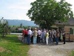 In Führungen wird bei der 100 Jahr Feier der Obstbauschule Schlachters über den Anbau informiert.