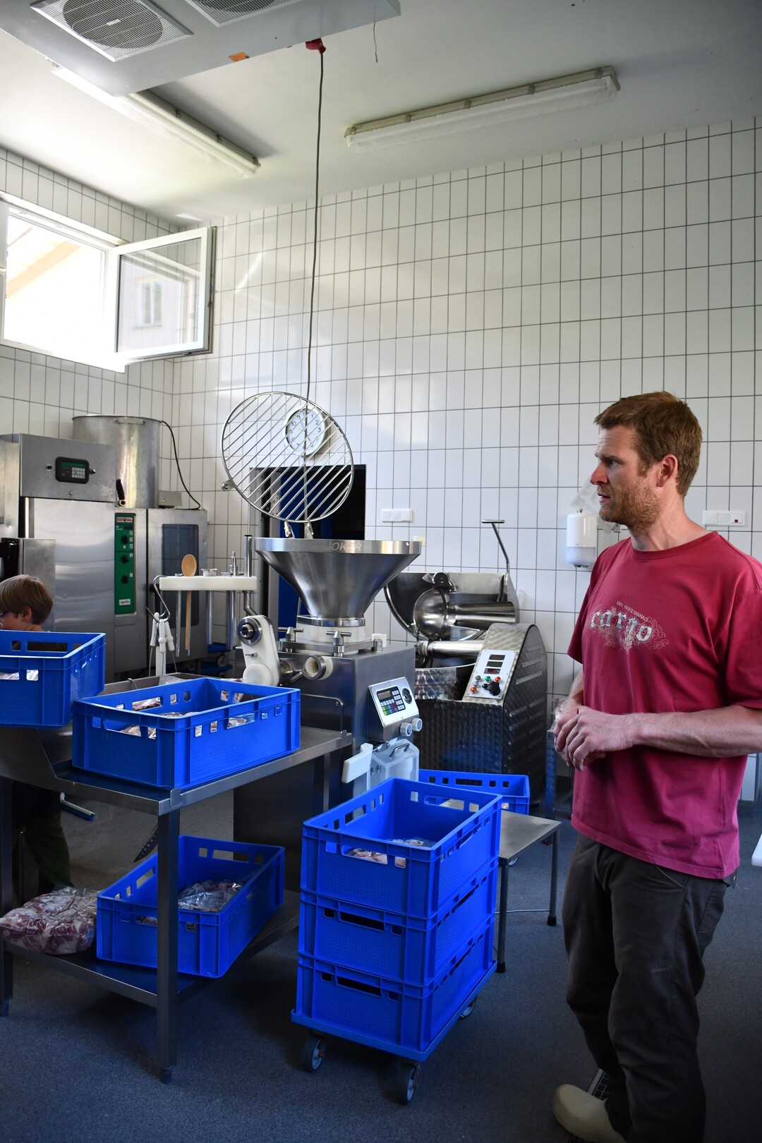 Sebastian Kill erklärt die betriebseigene Schlachtung und Produktion von Fleisch- und Wurstwaren im Betrieb.