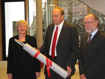Schlsselbergabe: Architektin Martina Schlude, LBV-Prsident Joachim Rukwied und Schulleiter der Clemens Frede (rechts).