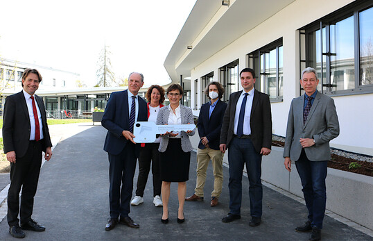 �bergabe: Hermann Zettler vom Landesbetrieb Verm�gen und Bau (2. v. l.) �bergibt zusammen mit Staatssekret�rin Sabine Kurtz (Mitte) den Schl�ssel f�r die neuen Lehr- und Seminarr�ume, f�r die das Land 4,4 Millionen Euro investiert hat, an Michael Asse, Direktor im Landwirtschaftlichen Zentrum in Aulendorf (LAZBW) und dessen Stellvertreter in Wangen im Allg�u, Dr. Erwin Kitzelmann (r.). �ber die neuen R�ume freuen sich der Wangener OB Michael Lang (l.) sowie Petra Krebs (Gr�ne) und Mathias Rege, Grath Architekten Ravensburg (Reihe hinten).