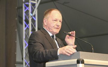 Viel Applaus bekam Hessens Bauernprsident Friedhelm Schneider fr seine engagierte Rede beim Bauerntag der Oberschwabenschau am Sonntag, 11. Oktober, in Ravensburg.