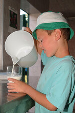 Die Milch selber aus dem Tank holen. Das können die wenigsten. Viele Kinder gehen so sogar ohne Frühstück in die Schule.