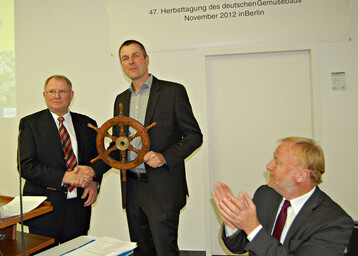 Der bisherige Vorsitzende der Bundesfachgruppe Gemsebau, Gerhard Schulz, bergibt das Steuerrad seinem Nachfolger Christian Ufen.