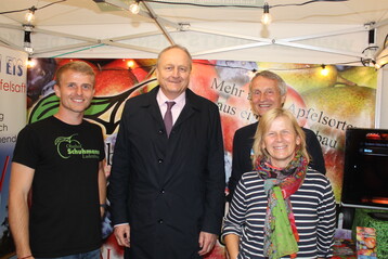 Am Stand des Kreisbauernverbandes Rhein-Neckar in der Gemeinschaftsschau Baden-Wrttemberg in Halle 41 mit Familie Schuhmann aus Ladenburg, von links: Louis Schuhmann, LBV-Prsident Joachim Rukwied, Hanspeter und Christine Schuhmann.