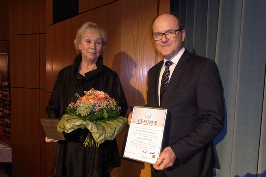   Fr ihre Verdienste um die buerliche Schweinezucht und knstliche Besamung beim Schwein zeichnete Hans-Benno Wichert, Prsident des Schweinezuchtverbandes (SZV), die ehemalige Stations- und Zuchtleiterin, Dr. Beate Schumann, mit der Johann Zink-Medaille des Verbandes aus. 