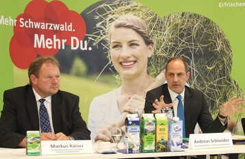 Den Landwirten sei bewut, dass durch die Markenprodukte mehr Geld auf die Hfe fliee, berichteten Aufsichtsratsvorsitzender Markus Kaiser (links) und Andreas Schneider auf der Pressekonferenz am 1. Juli von der Stimmung auf der am Vortag abgehaltenen Generalversammlung.