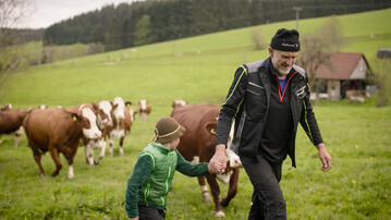 Die Schwarzwaldmilch denkt, wie unsere Milcherzeuger:innen, in Generationen und hat bei der strategischen Ausrichtung stets die Enkelfhgikeit der Entscheidungen im Blick, sagt der Geschftsfhrer der Schwarzwaldmilch-Gruppe, Andreas Schneider, bei der Vorstellung des ZNU-Standard Nachhaltiger Wirtschaften.