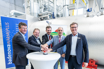 Startschuss der neuen Schwarzwaldmilch Dampfkesselanlage in Offenburg. V.l.n.r.: Offenburgs Brgermeister Oliver Martini, Aufsichtsratsvorsitzender der Schwarzwaldmilch Markus Kaiser, erster Landesbeamter des Landratsamts Ortenaukreis Dr. Nikolas Stoermer, Schwarzwaldmilch Geschftsfhrer Andreas Schneider, badenovaWRMEPLUS Geschftsfhrer Klaus Preiser.