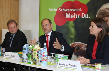 Die Schwarzwaldmilch konnte das Jahr 2016 deutlich besser bewltigen als die Branche insgesamt, berichtete Andreas Schneider (Mitte), Geschftsfhrer der Schwarzwaldmilch-Gruppe. Der Aufsichtsratsvorsitzende Markus Kaiser, zeigte sich zufrieden mit dem Verlauf der Generalversammlung am 28. Juni. Die neuen Produkte stellte Caroline von Ehrenstein, Leitung Marketing und Kommunikation bei der Schwarzwaldmilch, vor. 