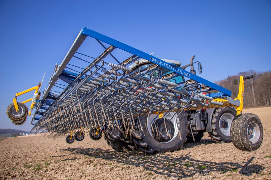 Das Treffler-Striegel-System mit einzeln aufgehngten Zinken, und zentraler, gemeinsamer Verstellung des Zinkendrucks wurde als neue Striegel-Gattung 2004 auf den Markt gebracht.