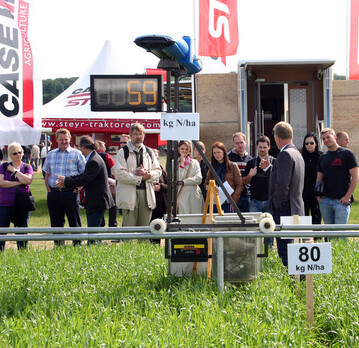 Um auf den DLG-Feldtagen zu visualisieren, wie der YARA N-Sensor arbeitet, hatte Agri Con auf seinem Stand eine Sensorlaufbahn aufgebaut. Auf 25 Metern Lnge fuhr das System vier unterschiedlich gedngte Parzellen ab. Die angebrachte Digitalanzeige verdeutlichte dem Publikum im Sekundentakt, welche Dngeempfehlung der YARA N-Sensor pro Teilflche gibt. Ausschlaggebend war die aktuelle N-Aufnahme der Pflanzen.