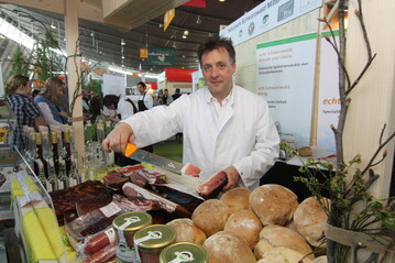 Versucherle: Klaus Binder am Stand von Echt Schwarzwald reicht ein Stck Schwarzwlder Schinken