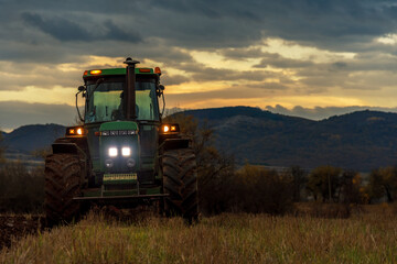 Alarmanlagen und Zäune verhindern
nicht immer, dass sich Diebe
mit teuren Landmaschinen davon
machen. GPS-Tracker bieten zusätzliche
Sicherheit.