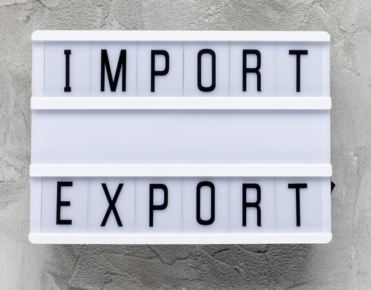 Deutschland hat erstmals Produkte und Rohstoffe fr mehr als 100 Mrd. Euro importiert.