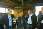 Betriebsleiter Martin Sickinger (links) stellt seinen Betrieb vor; daneben Staatssekretärin Friedlinde Gurr-Hirsch und LBV-Hauptgeschäftsführer Peter Kolb.