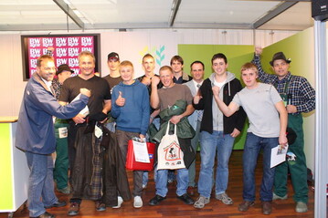 Siegerpose bei der Schlepperturnier-Preisverleihung an die Tagesgewinner am vergangenen Samstag auf der Aktionsbhne von BWagrar. 