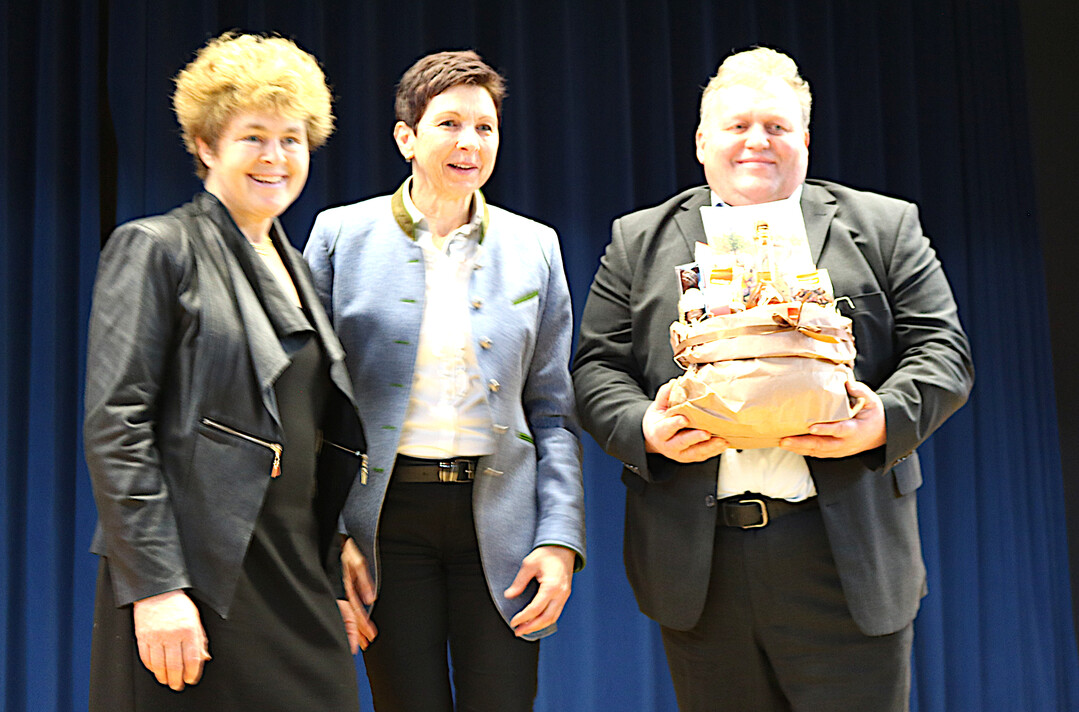 Einen Geschenkkorb mit regionalen Produkten fr Andrea Schwarzmann, Landesbuerin Vorarlberg, berreichten Martina Magg-Riedesser (links), stellvertretende Vorsitzende des KBV Biberach-Sigmaringen und Stefan Kppeler, Vorsitzender des VLF.