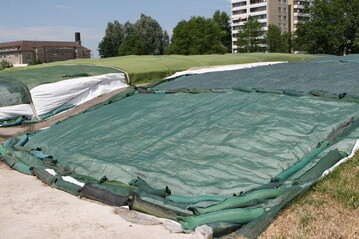 Reicht die Folie ber den Rand hinaus, luft Regenwasser ohne Kontakt zur Silage ab. So lsst sich die Menge an Schmutzwasser begrenzen. 
