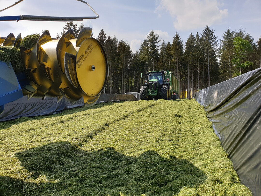 Wenn das Transportfahrzeug durch das Silo fährt und einen dünnen Futterteppich ablegt, entstehen keine großen Haufen, die den Sichtkontakt zwischen den Fahrzeugen einschränken.