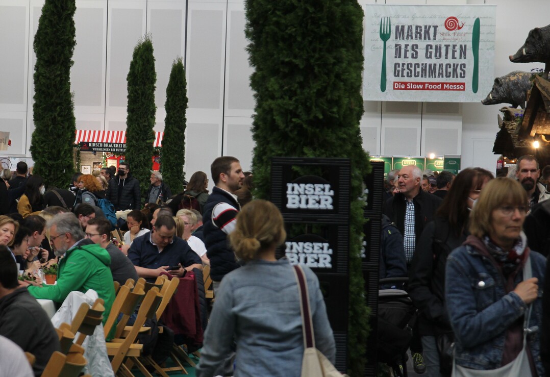 Gut besucht - Reges Interesse an der Slow Food: sowohl an der langen Tafel (links im Bild) wie auch an den Ständen (rechts).
