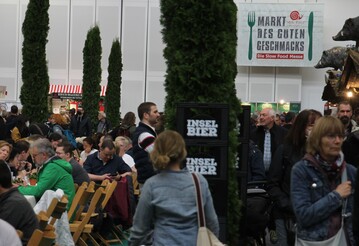 Gut besucht - Reges Interesse an der Slow Food: sowohl an der langen Tafel (links im Bild) wie auch an den Stnden (rechts).