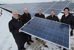 Offiziell in Betrieb genommen haben TWS-Aufsichtsratsvorsitzender Hans Georg Kraus, TWS-Geschäftsführer Helmut Hertle und Dr. Andreas Thiel-Böhm, Boms Bürgermeister Peter Wetzel und Marc Krezer vom Projektentwickler juwi (v.l.) den neuen Solarpark in Boms-Haggenmoos. Dieser liefert Strom für etwa 1.250 Haushalte.