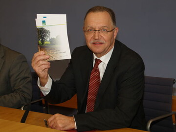 DBV-Prsident Gerd Sonnleitner bei der Vorstellung der Klimaschutz-Ziele vor der Bundespressekonferenz am 10. November 2010 in Berlin.