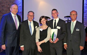 Bei der Preisverleihung: Joachim Rukwied (Prsident des DBV), Gerd Sonnleitner (Ehrenprsident des DBV), Beata Meczykowski (Lebensgefhrtin von Herrn Engel), Preistrger David Engel und Dr. Horst Reinhardt (Vorstandssprecher der Landwirtschaftlichen Rentenbank)