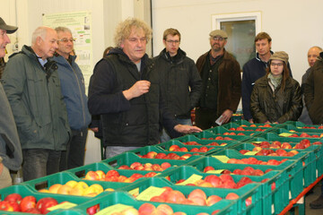 Aus der Flle geprfter Sorten stellt Dr. Ulrich Mayr (4. v. l.) interessante Neuheiten vor.