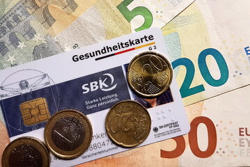 Wer eine Betriebsrente erhlt, darf sich 2020 auf eine Beitragsentlastung freuen: Hier gilt knftig ein Freibetrag von 159,25 Euro, fr den auch bei hheren Renten keine Krankenkassenbeitrge zu zahlen sind.