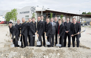 Die Pttinger Managementrunde, Betriebsrte und Bauverantwortliche beim Spatenstich in Grieskirchen.