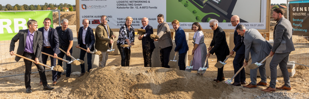 Blicken beim Spatenstich gemeinsam nach vorne (v.l.): Thomas Heinzl (Projektleiter Shebl u. Partner), Maximilian Leinfelder (Projektleiter Albert Kerbl GmbH), Thomas Nicklbauer (Bauplanungs- und Bauordnungsrecht Gemeinde Ampfing), Ulli Kerbl (Geschftsfhrer Albert Kerbl GmbH), Sascha Schnrer (CSU-Landtagskandidat), Ingrid Obermeier-Osl (IHK-Vizeprsidentin), Albert Kerbl (Geschftsfhrer Albert Kerbl GmbH), Max Heimerl (Landrat), Josef Grundner (1. Brgermeister Gemeinde Ampfing), Claudia Hausberger (Bezirksrtin), Dr. Adel Shebl (Geschftsfhrer Shebl u. Partner), Dr. DI Gerald Hnninger (Geschftsfhrer Dywidag), Klaus Fellner (Bereichsleiter Mitte Dywidag) und Ralf Sageder (Oberbauleiter Dywidag).