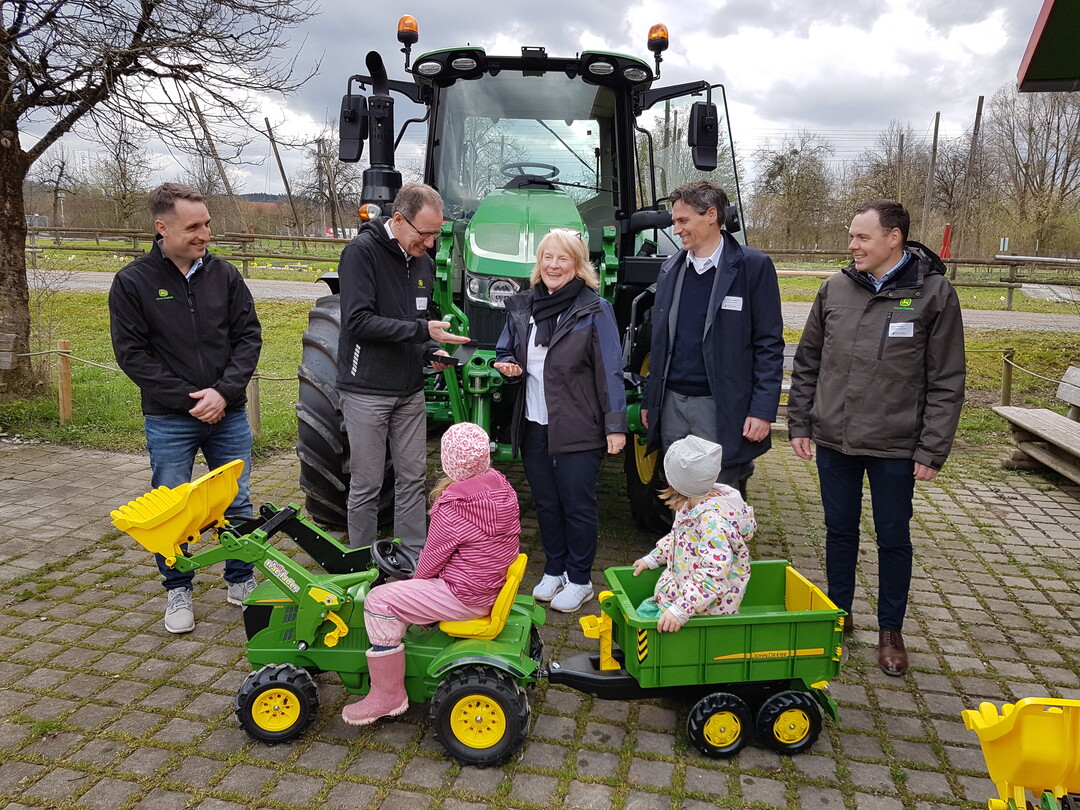 Ein Highlight auf dem Erlebnisspielplatz von John Deere ist dieser echte Traktor aus der Mannheimer Produktion. Die Schlssel bergibt Pressesprecher Ralf Lenge an Spieleland-Geschftsfhrerin Siglinde Nowack. In den Traktor knnen die Kinder einsteigen und die Armaturen bedienen und anfassen.  Vor Ort wird John Deere vom regionalen Vertriebspartner Knoblauch untersttzt.