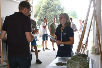 Die Fütterungsexpertin Barbara Misthilger erläuterte beim Allgäuer Grünlandtag auf dem Spitalhof worauf es bei der Futterkonservierung ankommt, damit den Tieren ein möglichst hoher Eiweißgehalt aus Silagen zur Verfügung steht.