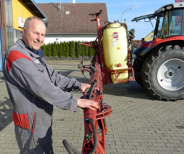 Ein Ausbringgert, das schon bei der Sichtprfung auf dem Betrieb undichte Verbindungen und Schluche, unregelmige Spritzfcher oder nachtropfende Dsen aufweist, wird in der Regel von der Kontrollstelle zurckgewiesen. Sichtbare Mngel sollten daher zuvor in Ordnung gebracht werden oder bei der Terminabstimmung der Werksttte gemeldet werden.