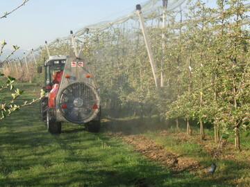Bei der Ausbringung von Pflanzenschutzmitteln ist darauf zu achten, Abdrift zu vermeiden. Ein entsprechend ausgestattetes Sprühgerät leistet dabei einen wichtigen Beitrag.