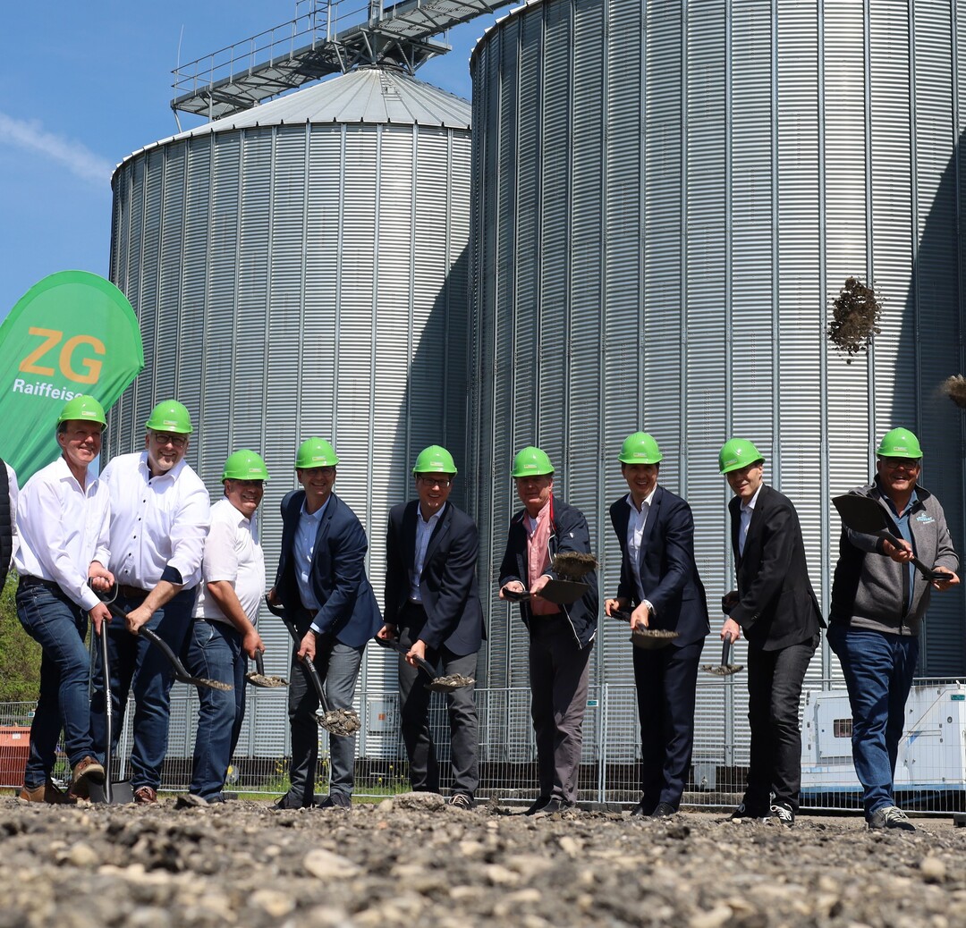 Beim Spatenstich in Mhlhausen mit ZG-Vorstand Dr. Holger Lbbert (5.v.l). In den Silos im Hintergrund lagert konventionell erzeugtes Getreide.