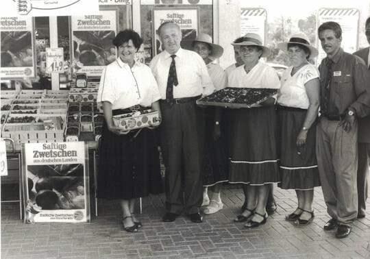Im Werbeeinsatz fr heimische Zwetschgen im Juli 1992 mit dem damligen Landwirtschaftsminister Weiser und Gerdi Staiblin, Vorsitzende der Landfrauen Sdbaden.