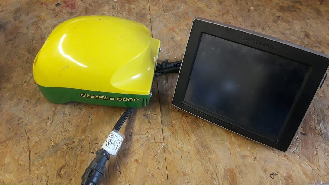 StareFire-Empfnger und Bedienungsdisplay von John Deere.    