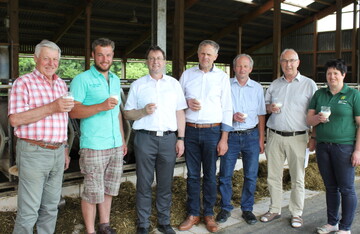 Ein Lob auf die Milch als leckeres gesundes Lebensmittel aus Baden-Wrttemberg: v.l. Meinrad und Christoph Stauber; Horst Wenk, LBV; Gerhard Glaser, LBV-Vizeprsident; Egon Braun und Xaver Kempter, KBV Allgu-Oberschwaben sowie Christa Fuchs, Vizeprsidentin der Landfrauen Wrttemberg-Hohenzollern.