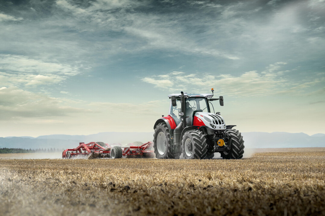 Steyr Terrus CVT bei der Feldarbeit